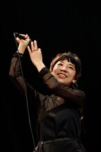 佐野遊穂（Vo, Harmonica）（撮影：後藤渉）