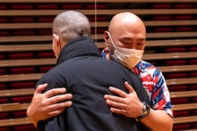 ハグするクロちゃんとWACK辻山氏。