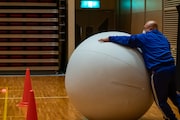 大玉転がしをするクロちゃん。