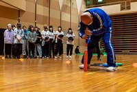 ぐるぐるバットに挑戦するクロちゃん。