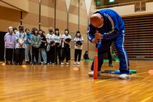 ぐるぐるバットに挑戦するクロちゃん。