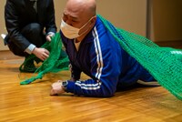 ネットに行く手を阻まれるクロちゃん。