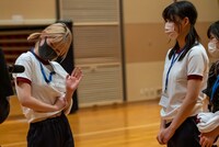 生着替え中のハナエモンスター（左）。