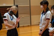 生着替え中のハナエモンスター(左)。