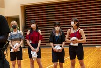 上半身水着になった白チーム。