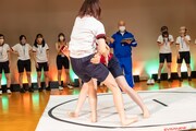 相撲の様子。