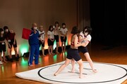 相撲の様子。