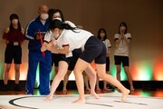 相撲の様子。