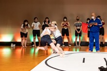 ミユキエンジェルとリノの相撲の様子。