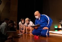 VAR判定中の様子。