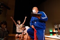 リノ、ミユキエンジェルによる相撲のVAR判定後の様子。