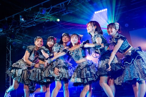 #ババババンビ。左から池田メルダ、宇咲、小鳥遊るい、岸みゆ、水湊みお、近藤沙瑛子。