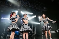 吉沢朱音として自己紹介する水湊みお（右）。