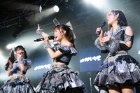 バースデーライブの決定を報告する岸みゆ（中央）。