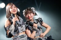 近藤沙瑛子（右）の肩を抱く（水湊みお）。