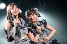 近藤沙瑛子（右）の肩を抱く（水湊みお）。