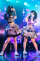 見つめ合う宇咲（左）と小鳥遊るい（右）。