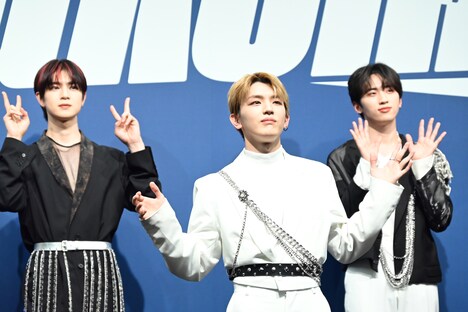 ムービーカメラにアピールする佐野雄大、高塚大夢、許豊凡。