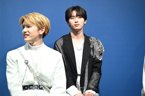 凛とした佇まいの許豊凡（右）。