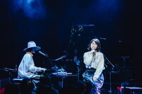 大橋トリオ（左）とlily（右）。