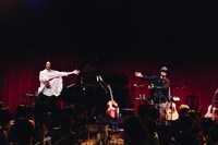 お互いを讃え合う大橋トリオ（左）とTHE CHARM PARK（右）。（撮影：勝永裕介）