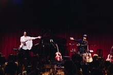 お互いを讃え合う大橋トリオ（左）とTHE CHARM PARK（右）。（撮影：勝永裕介）