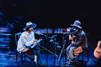 向かい合って演奏する大橋トリオ（左）とTHE CHARM PARK（右）。