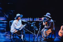 向かい合って演奏する大橋トリオ（左）とTHE CHARM PARK（右）。