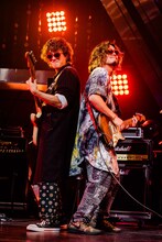 左から真田佑馬（G / 7ORDER）、石毛輝（Vo, G, Syn / the telephones）。（撮影：曽我美芽）