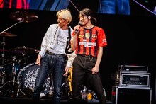 左から岡本伸明（Syn, Cowbell, Shriek, Cho / the telephones）、長妻怜央（Key / 7ORDER）。（撮影：曽我美芽）