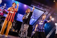 左から阿部顕嵐（Vo / 7ORDER）、石毛輝（Vo, G, Syn / the telephones）、諸星翔希（Sax / 7ORDER）。（撮影：曽我美芽）