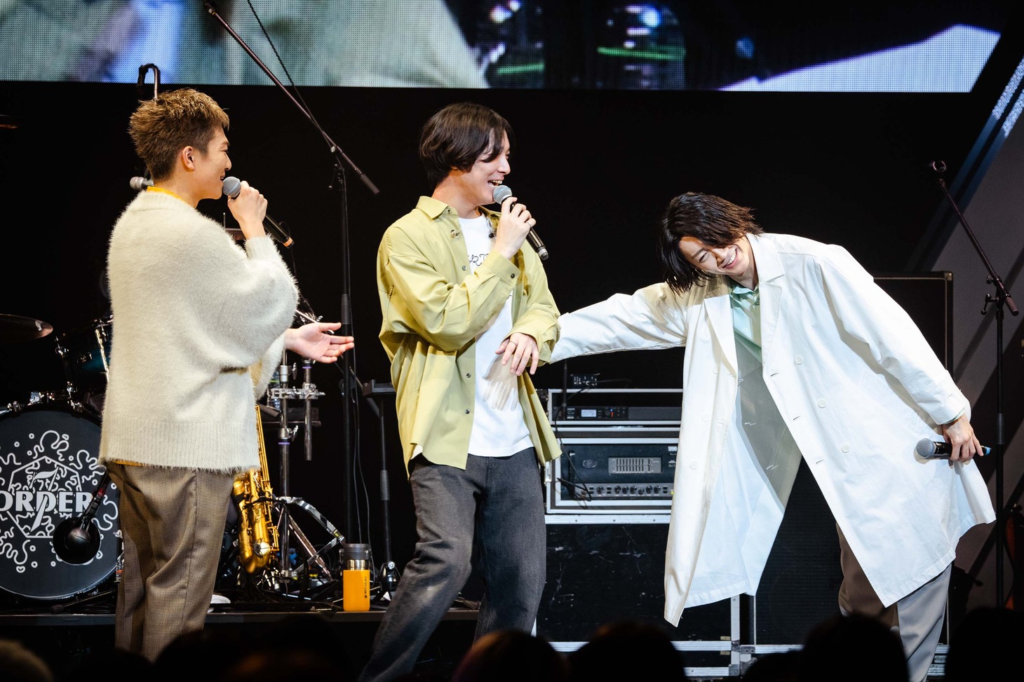 左から諸星翔希（Sax / 7ORDER）、井上竜馬（Vo, Key / SHE’S）、長妻怜央（Key / 7ORDER）。（撮影：曽我美芽）