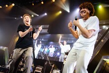 左から諸星翔希（Sax / 7ORDER）、真田佑馬（G / 7ORDER）。（撮影：曽我美芽）