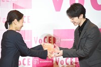 トロフィーを受け取る玉森裕太（Kis-My-Ft2）。