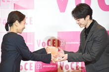 トロフィーを受け取る玉森裕太（Kis-My-Ft2）。