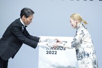 トロフィーを受け取るゆいにしお、