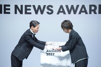 トロフィーを受け取るwacciの橋口洋平（Vo, G）。