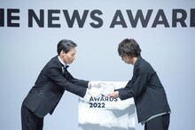 トロフィーを受け取るwacciの橋口洋平（Vo, G）。