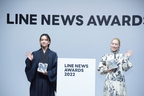 左から板垣李光人、ゆいにしお。