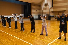 「豆柴の大群なりの合宿」4日目早朝スクワット対決の様子。