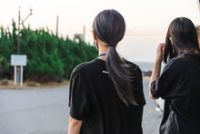 ナオ・オブ・ナオ、アイカ・ザ・スパイの背中。