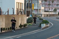 手前がアユミ、奥がメガネを吹き飛ばされた島田マネージャー。