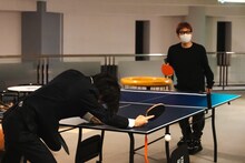 夜のパフォーマンス審査前に卓球をする渡辺淳之介。