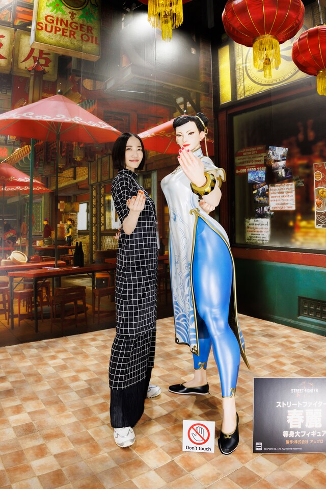 左からのっちさん、春麗さん。2023年6月2日発売の「ストリートファイター6」のコーナーにて。