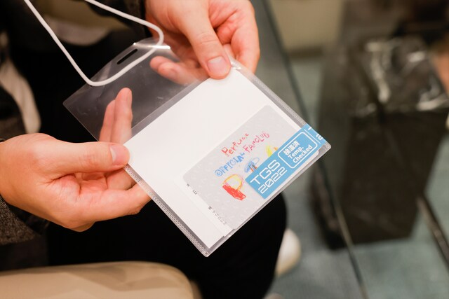 田辺さんの胸元に1日中あった「P.T.A.」の会員証。