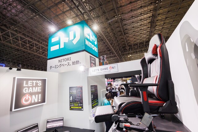 TGS初出展のニトリのブース。ゲーミングチェアのみならず、ゲーム用の家具一式を取りそろえた“ゲーミングルーム”も展示。