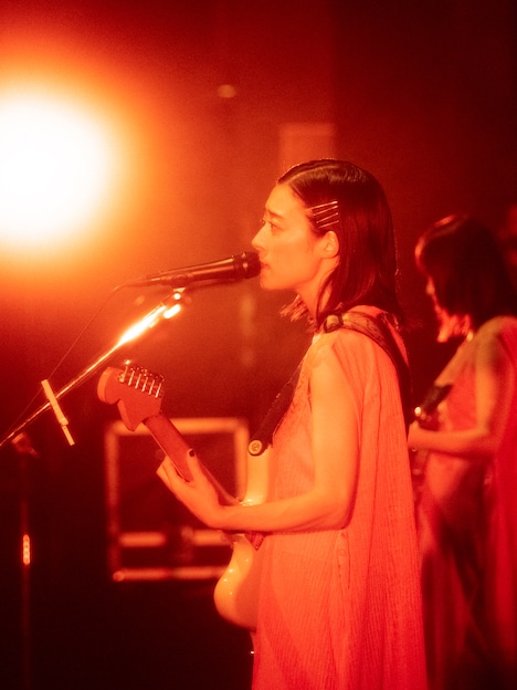 塩塚モエカ（Vo, G）（Photo by Hayato Watanabe）