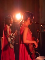 左から塩塚モエカ（Vo, G）、河西ゆりか（B）。（Photo by Hayato Watanabe）