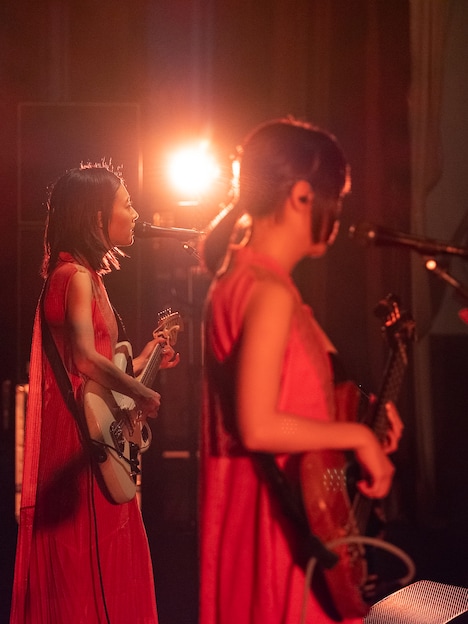 左から塩塚モエカ（Vo, G）、河西ゆりか（B）。（Photo by Hayato Watanabe）