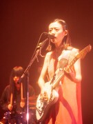 塩塚モエカ（Vo, G）（Photo by Hayato Watanabe）